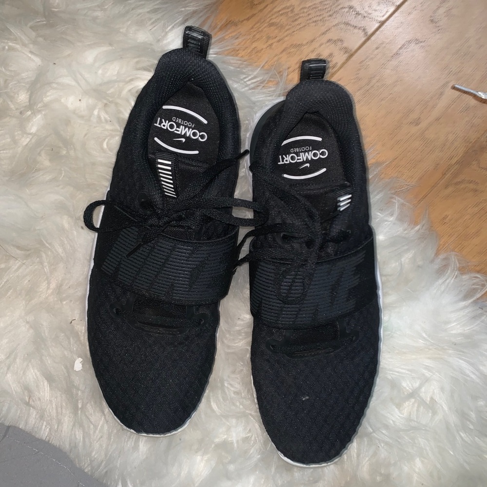 black nike shoes